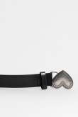 Cinturón femenino, unicolor con hebilla metálica.