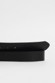 Cinturón sintético con texturas negro y hebilla metálica