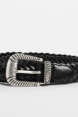 Cinturón femenino, unicolor con textura y hebilla metálica.