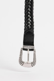Cinturón femenino, unicolor con textura y hebilla metálica.