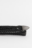 Cinturón femenino, unicolor con textura y hebilla metálica.