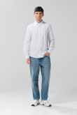 Camisa unicolor a rayas con manga larga y cuello button down