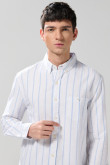 Camisa unicolor a rayas con manga larga y cuello button down