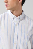 Camisa unicolor a rayas con manga larga y cuello button down