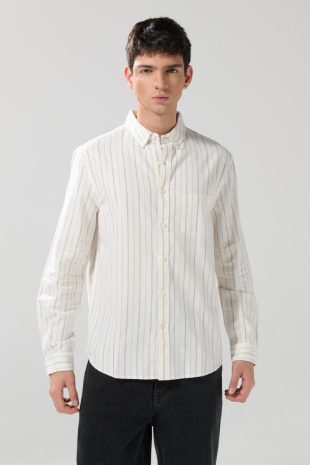 Camisa unicolor a rayas con manga larga y cuello button down