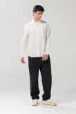 Camisa unicolor a rayas con manga larga y cuello button down
