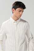 Camisa unicolor a rayas con manga larga y cuello button down