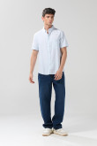Camisa a rayas unicolor con cuello button down y botones