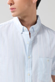 Camisa a rayas unicolor con cuello button down y botones