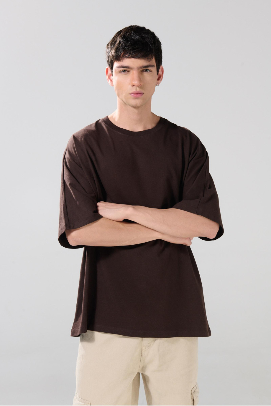 Camiseta oversize manga corta unicolor con diseño posterior