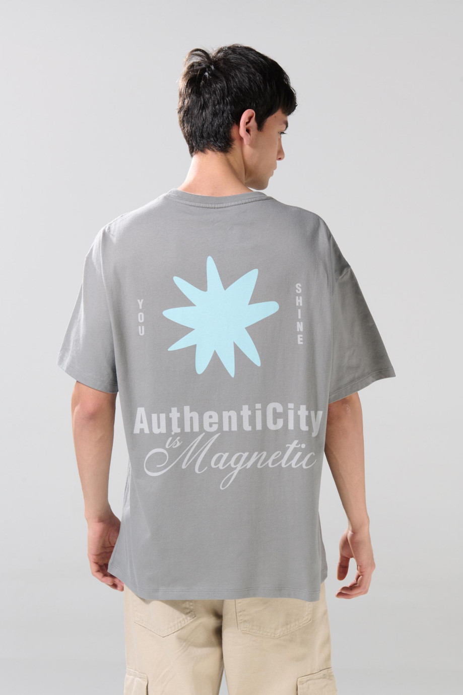 Camiseta unicolor oversize manga corta con textos estampados