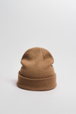 Gorro tejido unicolor con marquilla decorativa en frente