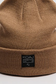 Gorro tejido unicolor con marquilla decorativa en frente