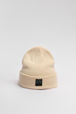 Gorro tejido unicolor con marquilla decorativa en frente