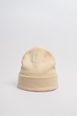 Gorro tejido unicolor con marquilla decorativa en frente