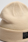 Gorro tejido unicolor con marquilla decorativa en frente