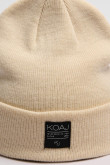 Gorro tejido unicolor con marquilla decorativa en frente