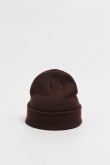 Gorro tejido unicolor con marquilla decorativa en frente