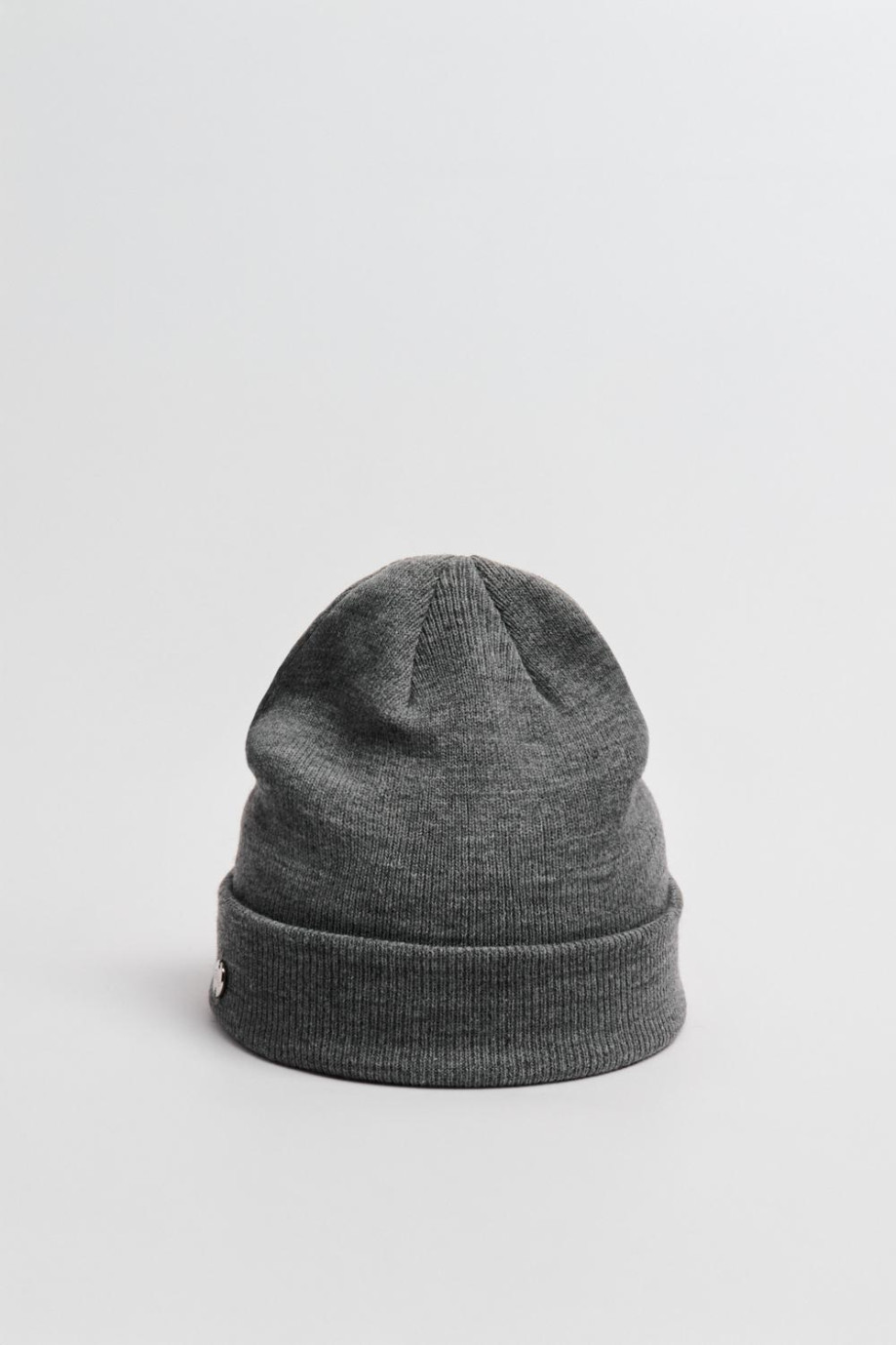 Gorro unicolor tejido con texturas de canal