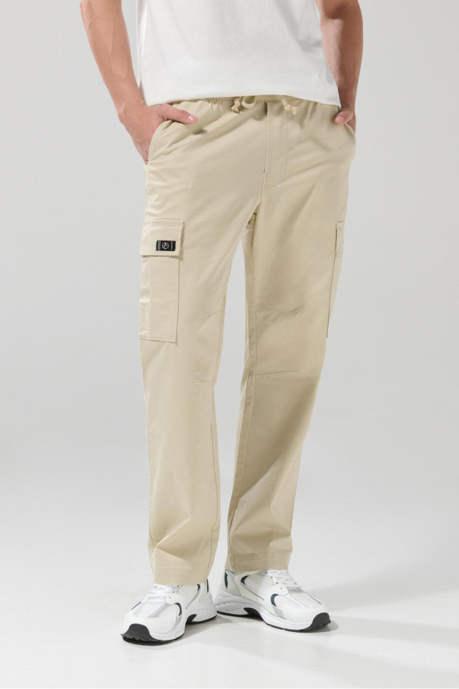 Pantalón en dril cargo unicolor con bota recta y cordón