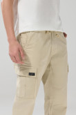 Pantalón en dril cargo unicolor con bota recta y cordón