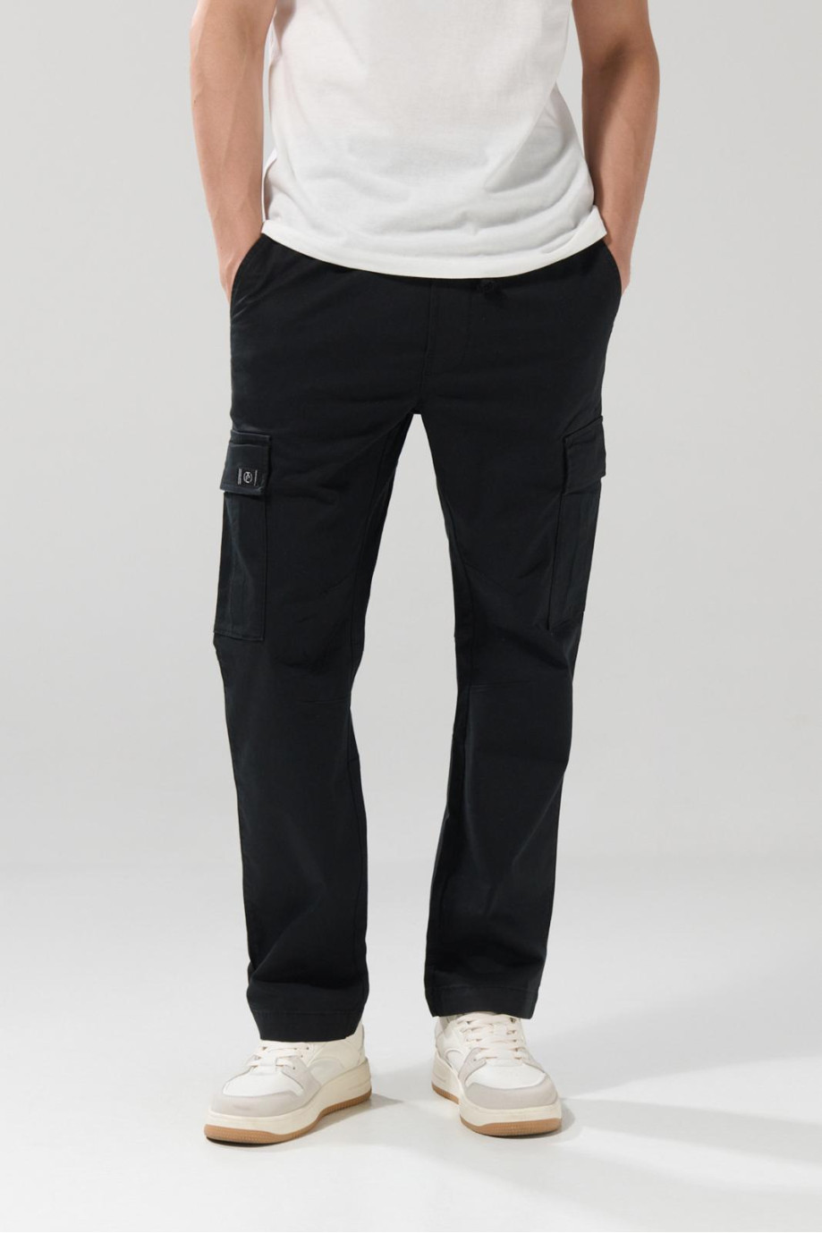 Pantalón en dril cargo unicolor con bota recta y cordón
