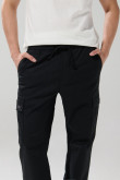 Pantalón en dril cargo unicolor con bota recta y cordón