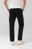 Pantalón en dril cargo unicolor con bota recta y cordón