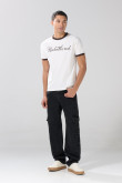 Camiseta con manga corta unicolor, contrastes y texto