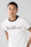 Camiseta con manga corta unicolor, contrastes y texto