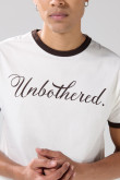 Camiseta con manga corta unicolor, contrastes y texto