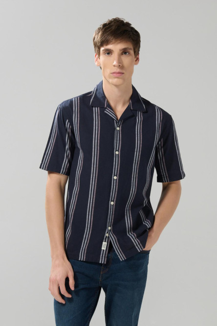 Camisa a rayas unicolor con botones y cuello resort