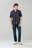 Camisa a rayas unicolor con botones y cuello resort