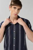 Camisa a rayas unicolor con botones y cuello resort