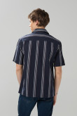 Camisa a rayas unicolor con botones y cuello resort