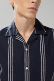 Camisa a rayas unicolor con botones y cuello resort