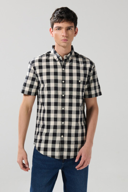 Camisa azul oscura a cuadros con manga corta y bolsillo