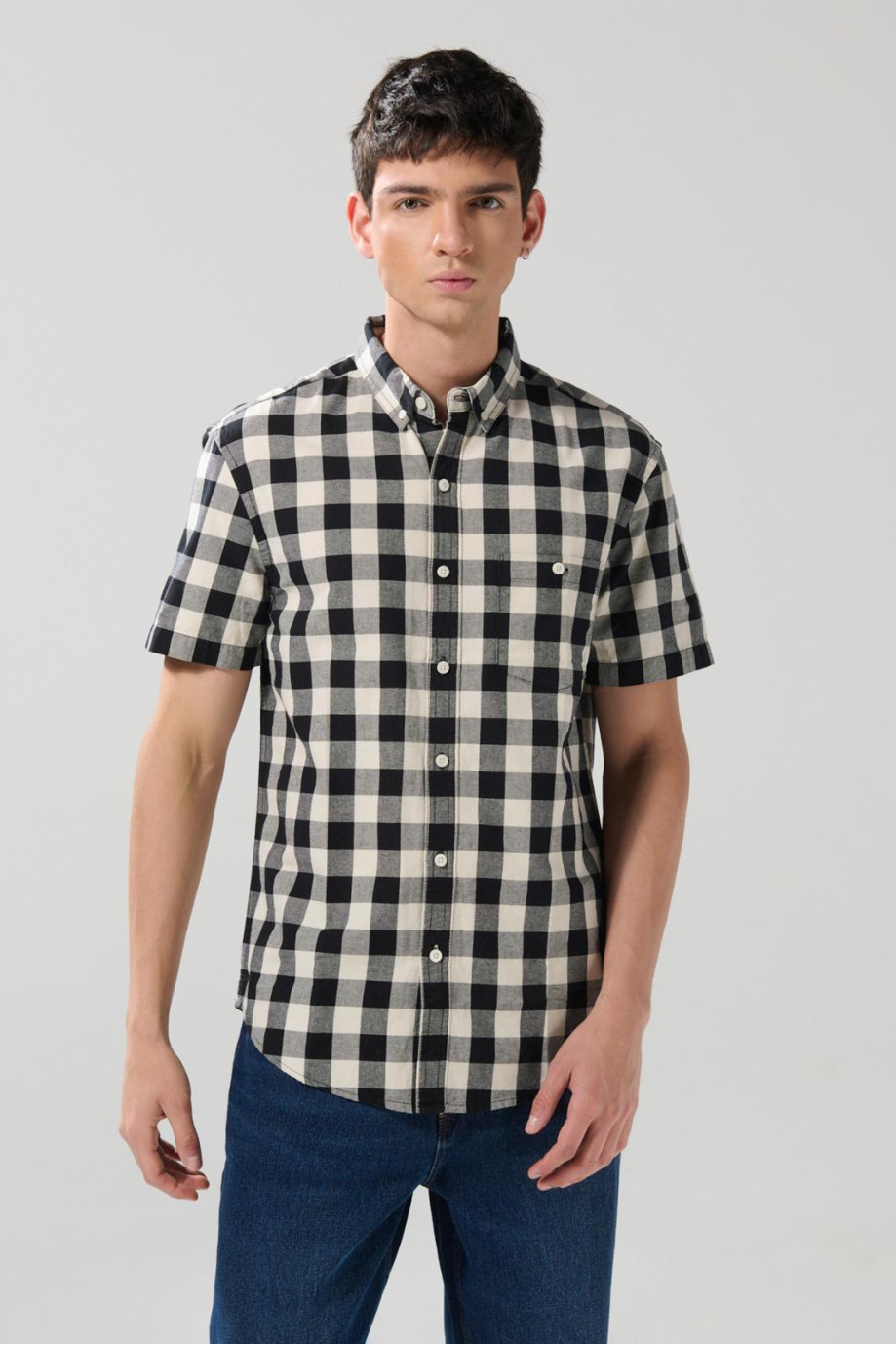 Camisa azul oscura a cuadros con manga corta y bolsillo
