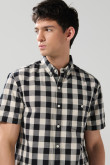Camisa azul oscura a cuadros con manga corta y bolsillo