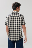 Camisa azul oscura a cuadros con manga corta y bolsillo