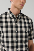 Camisa azul oscura a cuadros con manga corta y bolsillo