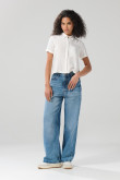 Blusa unicolor con cuello camisero y bolsillo en frente