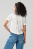 Blusa unicolor con cuello camisero y bolsillo en frente