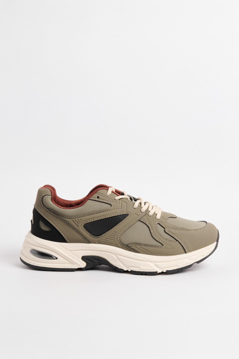 Zapatillas suela gruesa, tipo chunky.