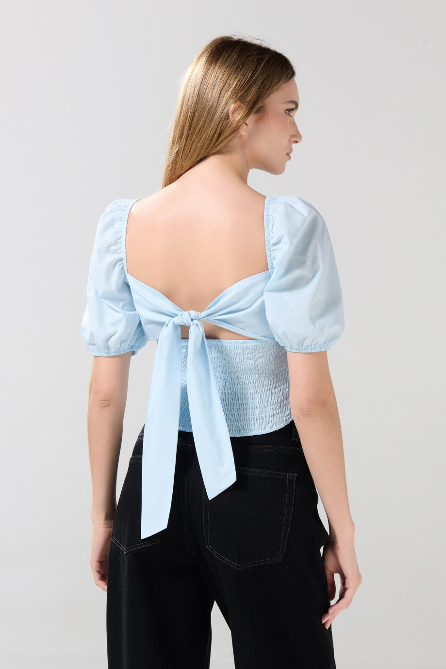 Blusa unicolor con manga corta aglobada y escote cuadrado