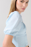Blusa unicolor con manga corta aglobada y escote cuadrado