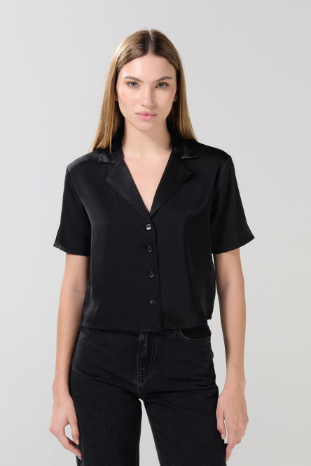 Blusa unicolor con cuello resort y manga corta