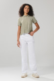 Blusa unicolor con cuello camisero y bolsillo en frente