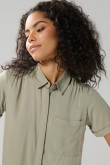 Blusa unicolor con cuello camisero y bolsillo en frente