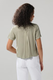 Blusa unicolor con cuello camisero y bolsillo en frente